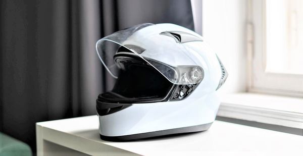 un casque blanc pour moto