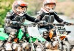 deux petits enfants sur avec leur moto