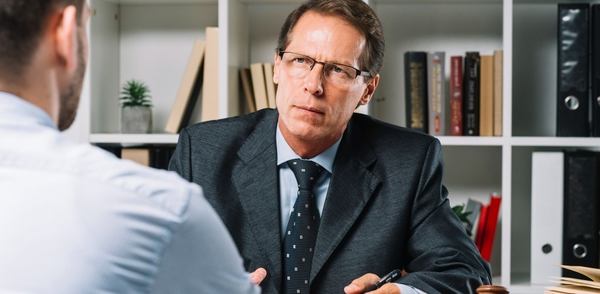 deux hommes dans un bureau