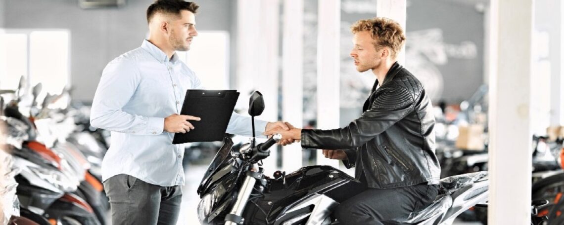 deux hommes avec des motos