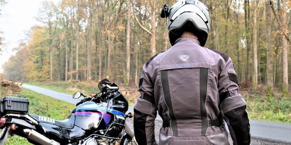 un homme avec son casque et sa veste