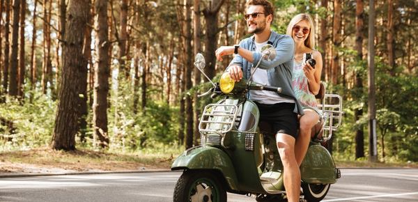 un couple sur une moto