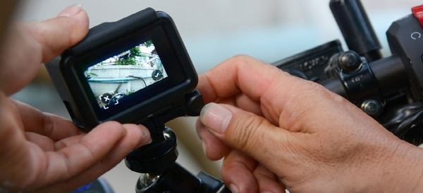 deux mains touchent une dash camera