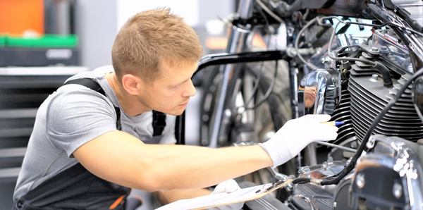 un mécanicien qui répare une moto