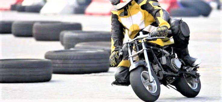 un enfant avec sa moto est sur la piste