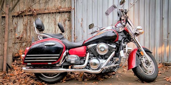 une ancienne moto rouge et noir