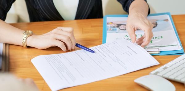 une femme explique dans un bureau