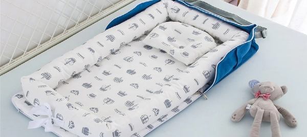 un matelas à langer et une peluche