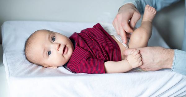 un bébé sur un matelas à langer