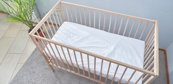 un matelas de bebe dans une chambre