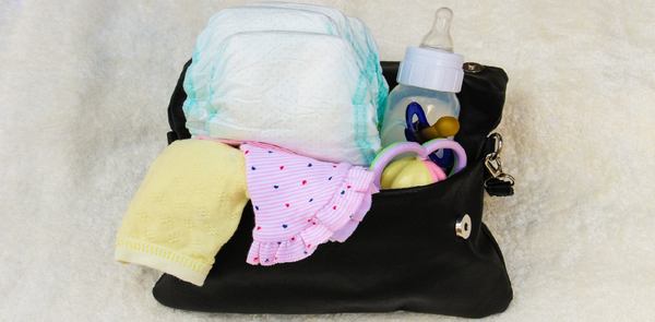 des accessoires bébé dans un sac à langer 