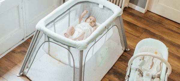 un bebe dans le lit parapluie blanc 