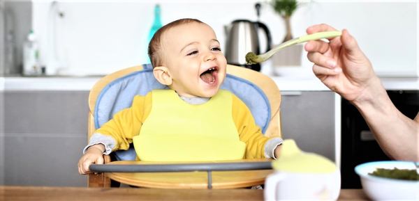 sa maman donne de la nourriture pour son bébé