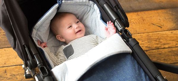 un bébé dans une chancelière bleu marine