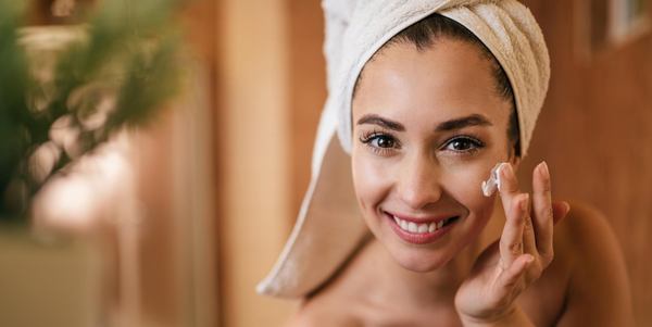 une femme utilise la crème hydratante pour visage