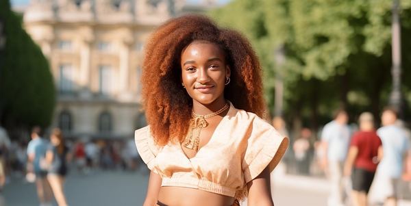 une belle femme aux cheveux colorés nappy