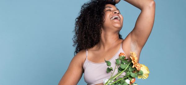 une femme tient un bouquet de fleurs