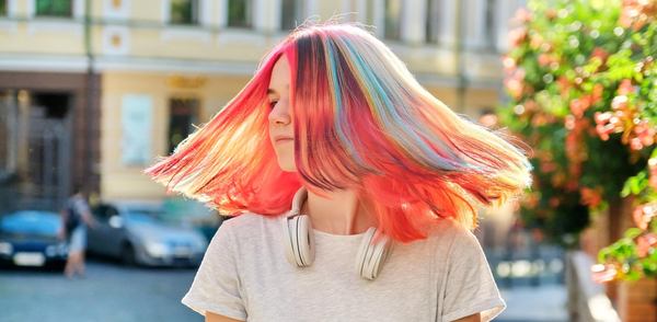 Une jolie jeune femme avec des cheveux colorés