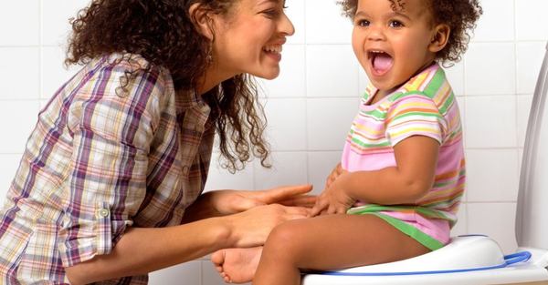 une mère et sa fille dans la toilette