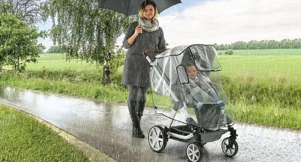 une mère et son bébé dans la pluie