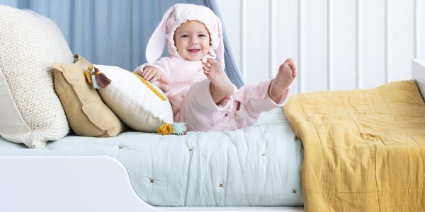 Un mignon bébé dans son lit