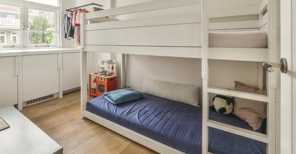 un lit superposé dans une chambre enfant