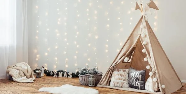 Une chambre d'enfant lumineuse avec un tipi