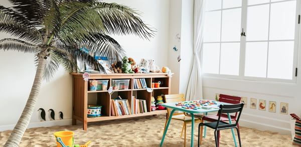 Une chambre d'enfant avec bibliothèque thème plage