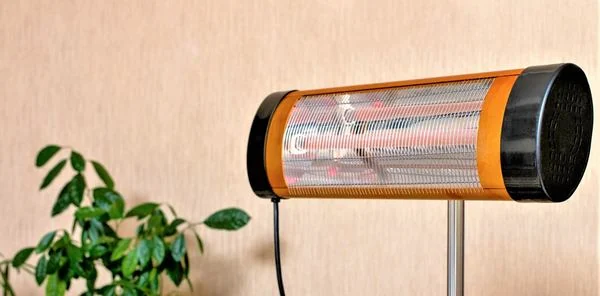 un radiateur infrarouge à coté d'un arbuste