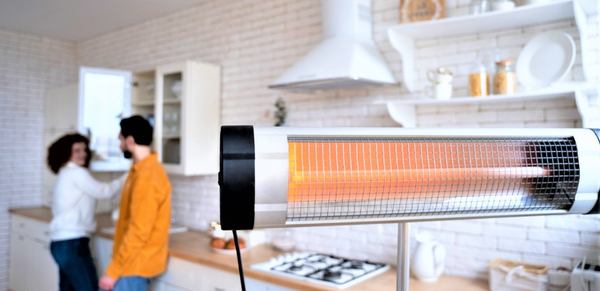 un couple et un radiateur infrarouge