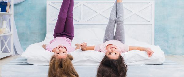 Deux petites filles allongées dans leur lit