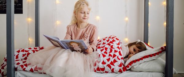 Deux sœurs sur leur lit pour enfant 