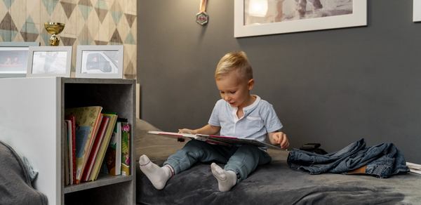 un petit garçon dans sa chambre