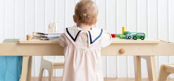 Un enfant jouant dans sa salle de jeux