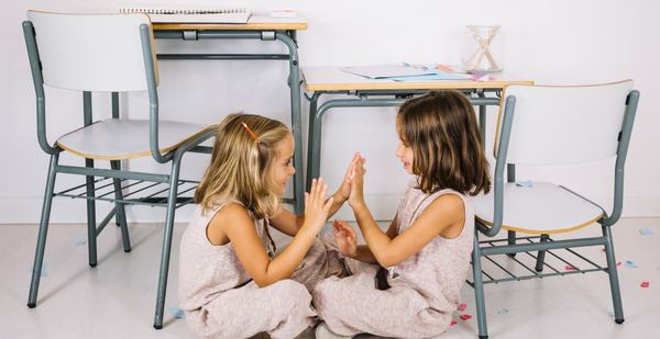 Deux petites filles et deux bureaux