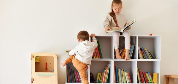 Deux enfants qui lisent dans leur chambre