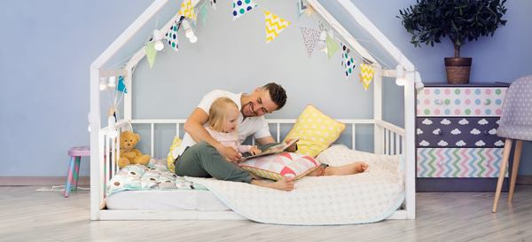 Un heureux père et son enfant dans un lit maison