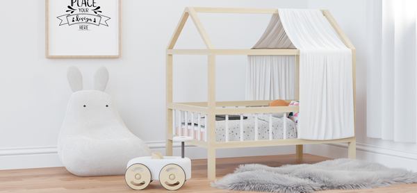 Un joli lit cabane dans une chambre d'enfant