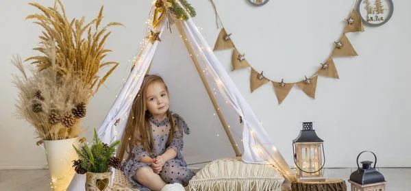 une petite fille dans un tipi pour enfant