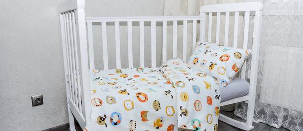 Un lit pour enfant avec matelas et couverture