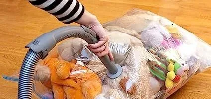 Une main qui aspire un sac de rangement sous-vide