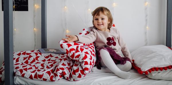 Une mignonne petite fille seule dans son lit cabane