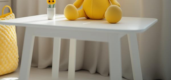 Un doudou jaune sur une table enfant