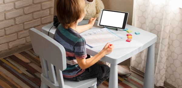 Un petit garçon qui fait ses devoirs