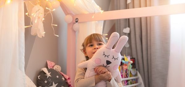 Une petite fille jouant dans sa chambre