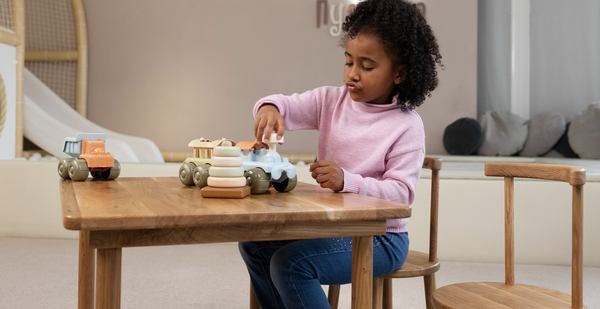 Une petite fille qui joue toute seule