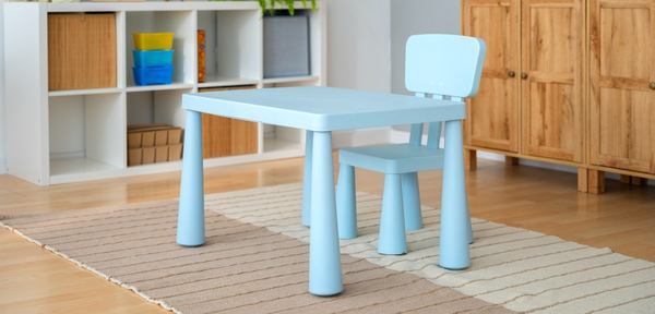 Une petite table bleue avec chaise