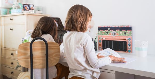 Deux sœurs qui font leurs devoirs