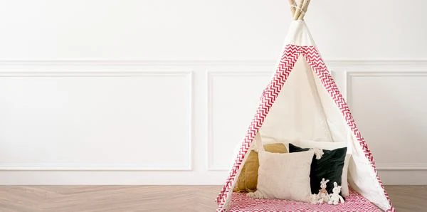 Une tente tipi rose dans une salle de jeux pour enfants