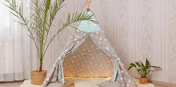 Un tipi pour enfant dans une chambre à coucher